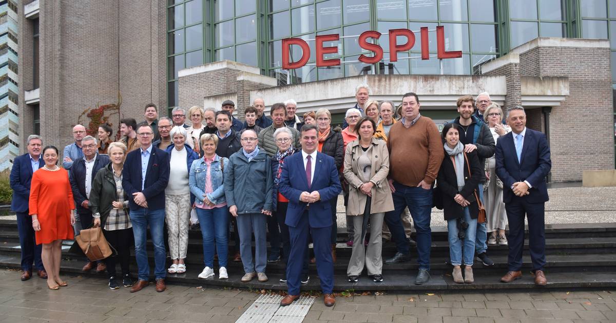 Nieuwe inwoners verkennen Roeselare per bus | Roeselare | hln.be