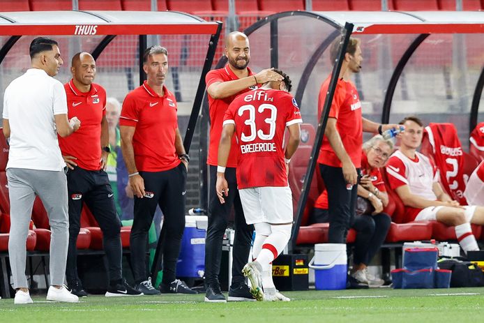 AZ-coach Pascal Jansen (m) bedankt Myron van Brederode tijdens het duel met Dundee United.