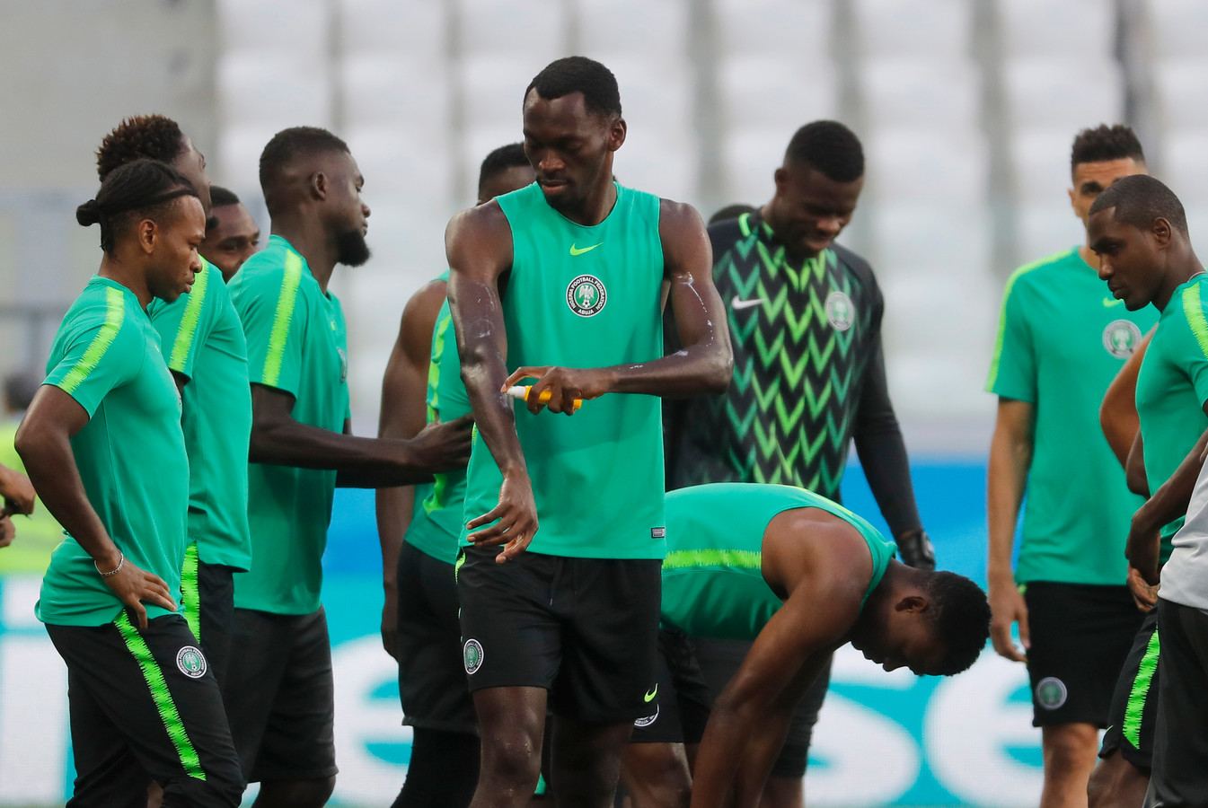 De Nigeriaans international Simeon Nwankwo smeert zijn armen in voordat hij in Volgograd het veld betreedt.