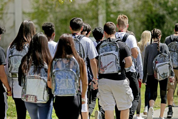Scholieren in het Amerikaanse Parkland dragen een doorzichtige rugzak al ze naar school gaan.