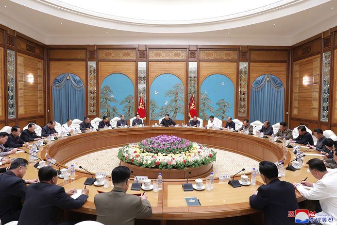 De Noord-Koreaanse Leider Kim Jong Un (midden) tijdens een vergadering van het Centraal Comité van de Arbeiderspartij.