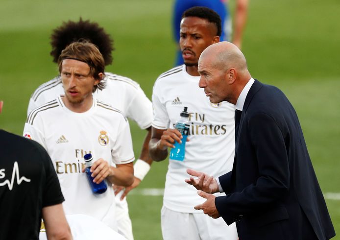 Trainer Zidane spreekt zijn spelers toe.