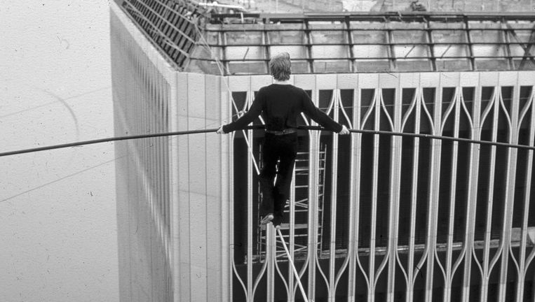 Philippe Petit balanceert tussen de Twin Towers, toen die nog niet af waren. Beeld ap