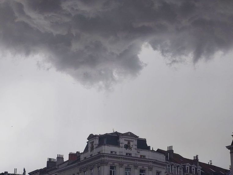Onweerswolken boven Brussel. Beeld Marc Baert