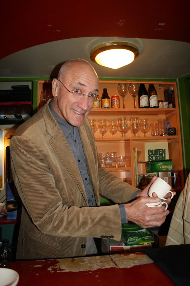 De man van het Parooltheater, journalist Frits Visser, voorziet het selecte groepje van koffie of witte wijn.  <br /> Beeld 