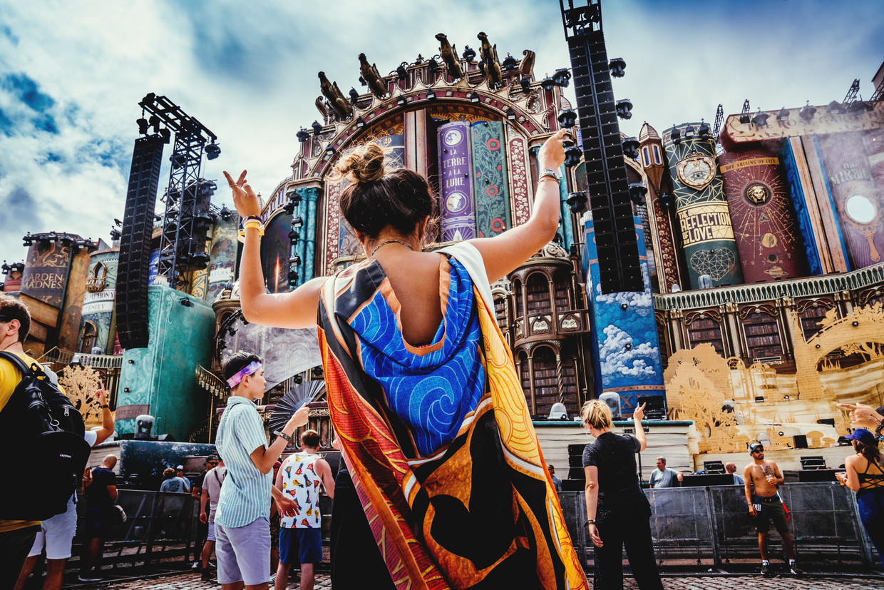 Feestgangers op Tomorrowland 2019. Beeld Stefaan Temmerman