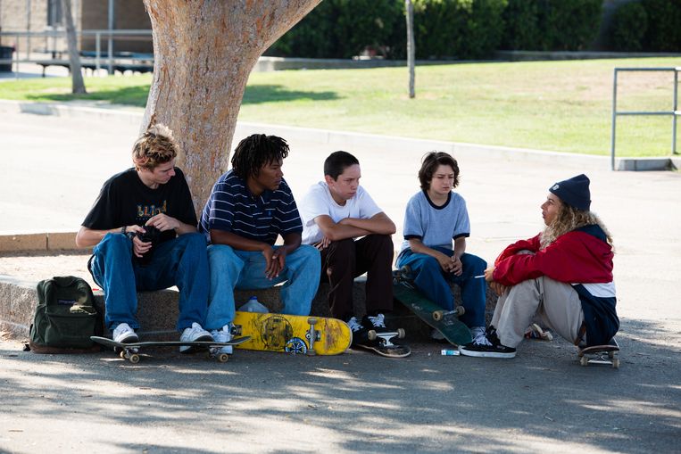 ‘Mid90s’ is vooral een film over opgroeien.  Dat gaat net als bij skateboarden met veel vallen en weer opstaan. Beeld x