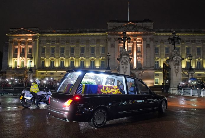 De lijkwagen van Queen Elizabeth II voor Buckingham Palace