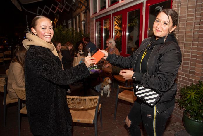 Danique geeft Brandy Smit haar gestolen mobiel terug.