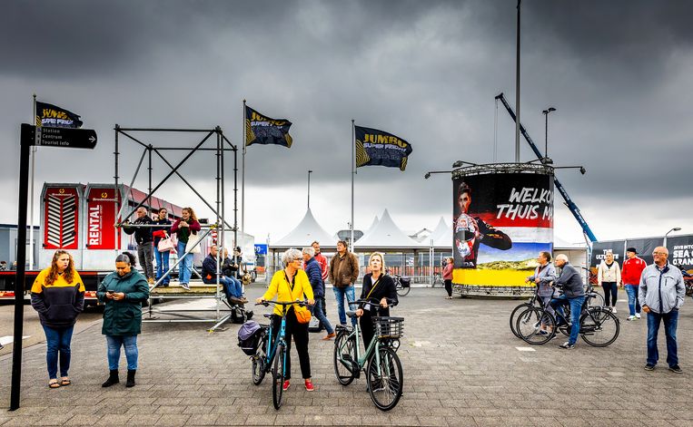 Dagjesmensen rondom het circuit van Zandvoort voorafgaande aan de Dutch GP. Beeld Jeffrey Groeneweg