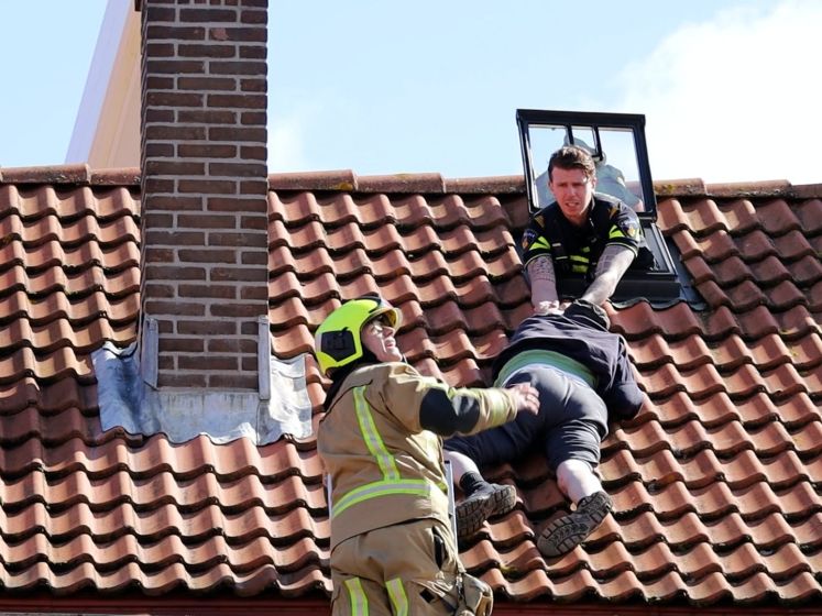 Politie redt oudere man van dak