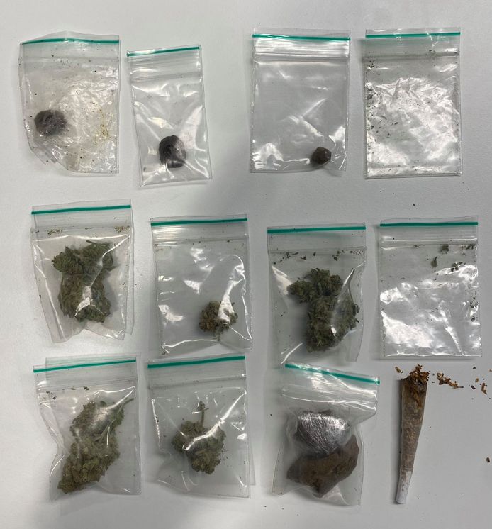 De 22-jarige man uit Someren bleek bij de controle in Uden meerdere zakjes met softdrugs bij zich te hebben en werd aangehouden.