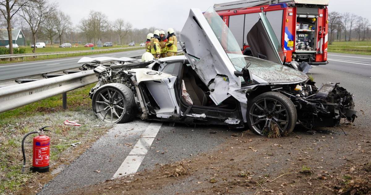 Lamborghini van half miljoen in puin na ongeluk op A28: snelweg afgesloten.