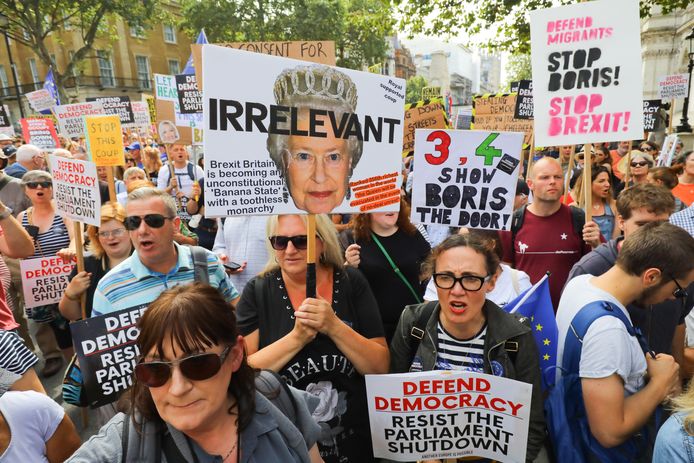 Betogers protesteren rond Downing Street in Londen tegen de plannen van Boris Johnson.