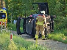 Auto belandt op zijn kant op de Oldenzaalsestraat in Enschede