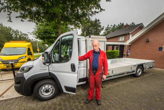 Fons Kuiphuis uit Bornerbroek met zijn zelf ontworpen bordenwagen met verlaagd chassis voor het vervoer van verkeersborden en dranghekken.