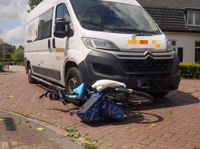 Ernstig ongeval met fietser en bestelbus: jonge vrouw zwaargewond