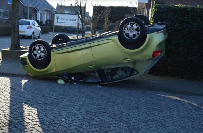 De auto belandde ondersteboven op de stoep in Sprundel.