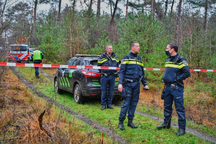 Politie doet donderdag onderzoek na een explosie in een spottershut en en onderzoekt ook de vermissing van een Eindhovenaar in de bossen van Luyksgestel.