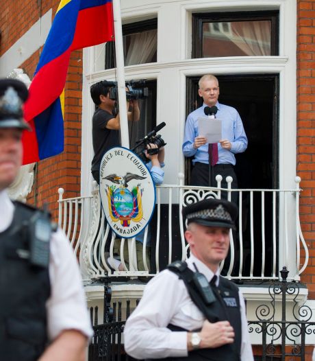 Assange privé de sorties, même pour un enterrement