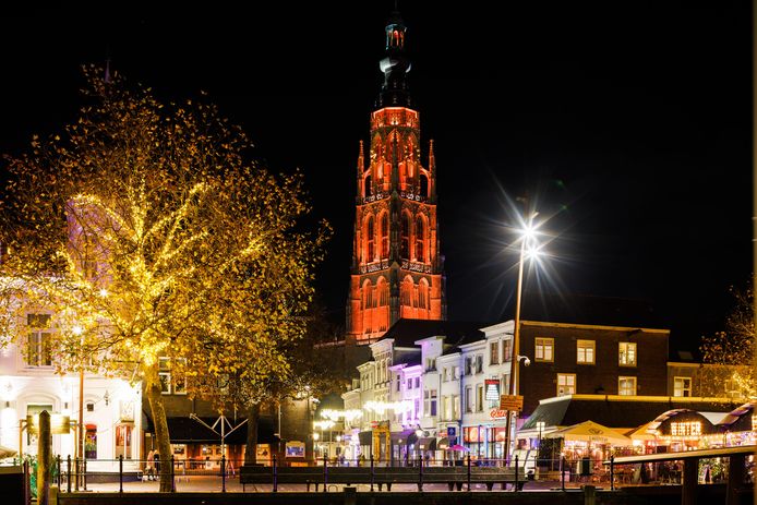 De Grote Kerk in Breda is oranje verlicht in het kader van Orange the World. Een actie om aandacht te vragen voor geweld tegen vrouwen.