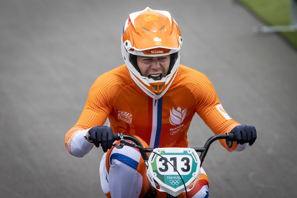 Niek Kimmann schreeuwt het uit als hij als eerste de finish passeert. Beeld ANP