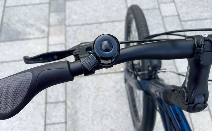 The AirTag bike bell mounts to the handlebars as with any other bike bell.