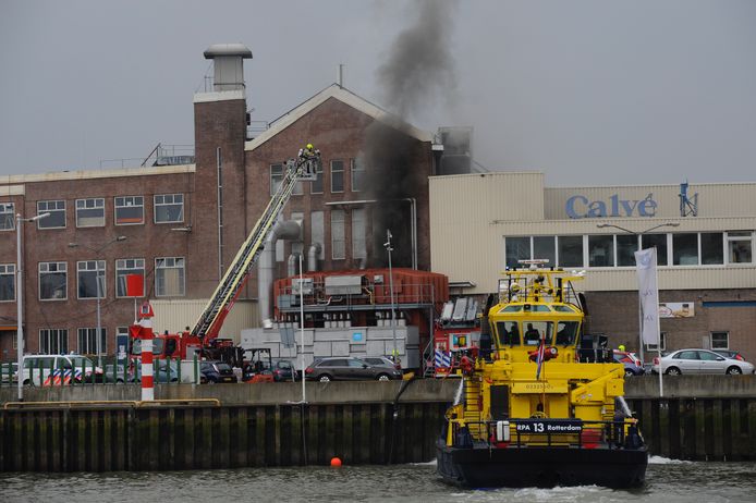 Er woedt een brand op de productieafdeling van de pindakaastak van Unilever.