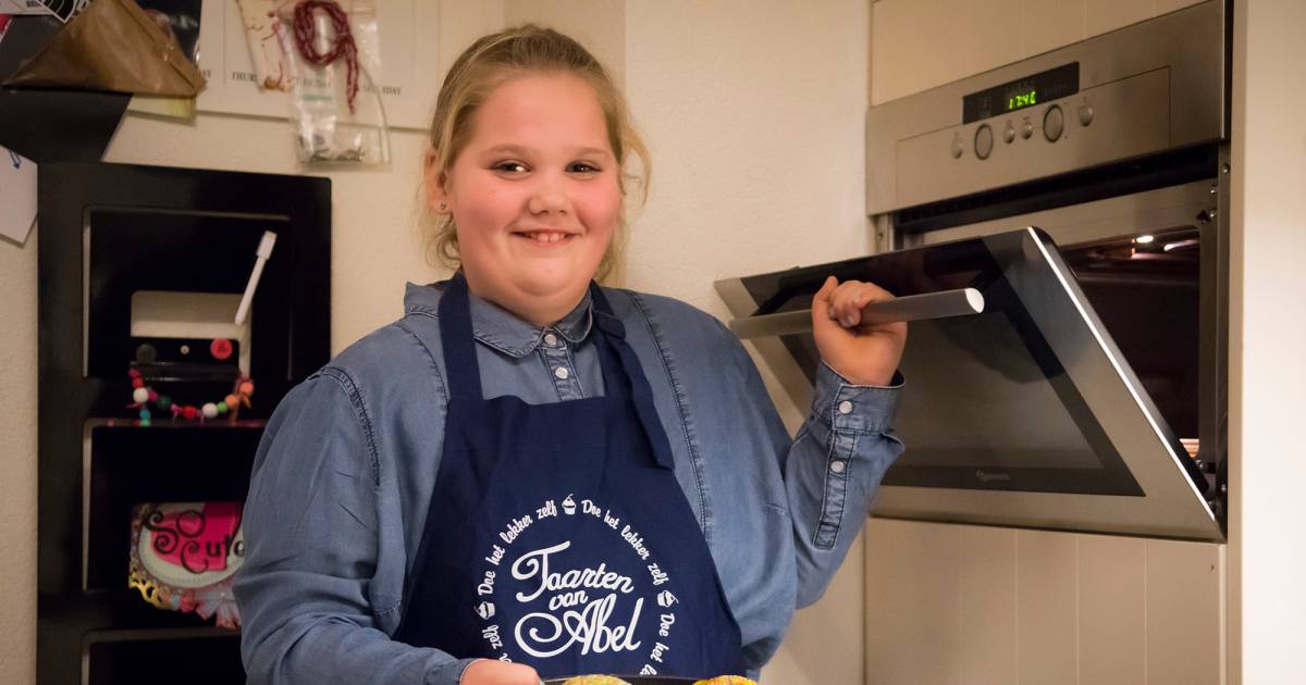 Yra (10) bakt op tv een taart voor haar klasgenootjes uit Hagestein