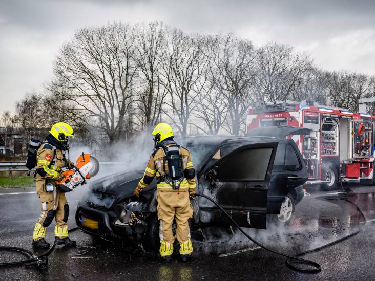 Bestuurder verdwenen na autobrand op N261 bij Tilburg, politie zoekt chauffeur