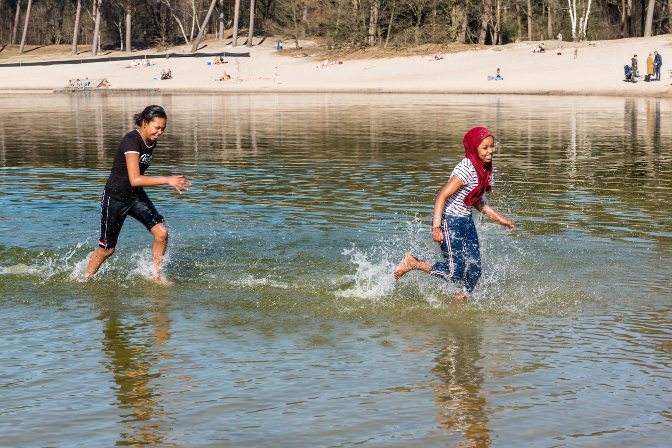 Met kleren aan in februari het Henschotermeer induiken Je gelooft het bijna niet Foto gelderlander