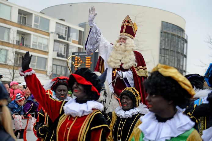 Volop zwarte pieten tijdens de intocht van Sinterklaas in Hengelo in 2019.