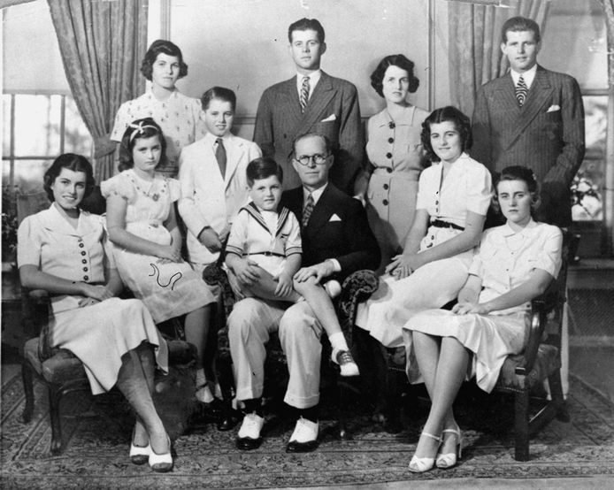 Het gezin Kennedy. Zittend vooraan van links naar rechts: Eunice, Jean, Edward (op de schoot van zijn vader), Patricia en Kathleen.  Staand van links naar rechts:  Rosemary, Robert, John, moeder Rose en Joseph Jr.