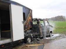 Bedrijfswagen volledig uitgebrand in Kootwijkerbroek