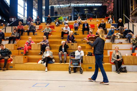 Een violist van kamerorkest Kamerata Zuid zorgt voor de muziek van de flashmob.