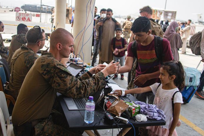 Amerikaanse soldaten begeleiden de evacuatie van burgers op de internationale luchthaven van Kaboel. (28/08/2021)