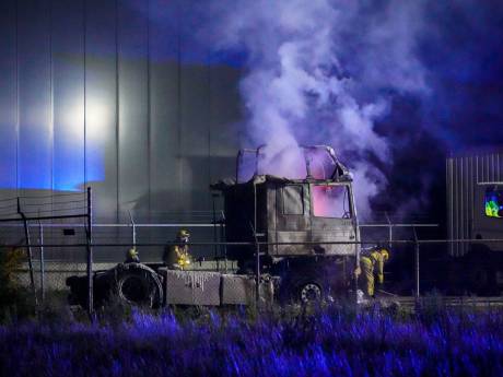 Vrachtwagen brandt uit op parkeerterrein transportbedrijf in Eerbeek