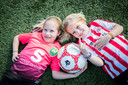 Puck (in PSV-shirt) en zusje Dejé.