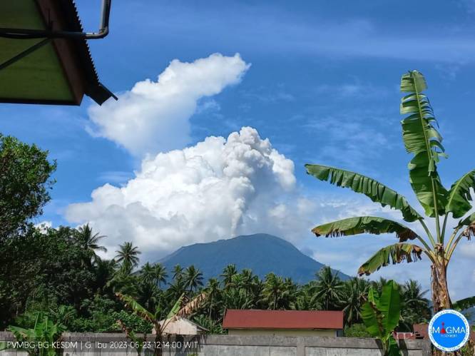Le mont Ibu, dans l’est de l’Indonésie, est entré en éruption