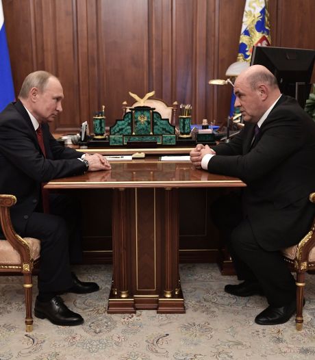 Poetin kondigt zijn 'vertrek' aan, maar ‘houdt touwtjes in handen’