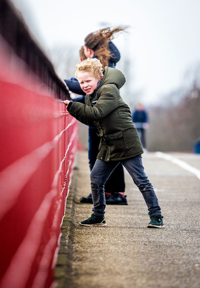 Op de Zwijndrechtse brug waait het nóg een stukje harder: goed vasthouden dus!