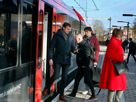 Klachten over MerwedeLingelijn buitelen over elkaar: ‘Geen stewards meer ’s avonds, dat voelt onveilig’