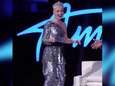 "Oh My God": Katy Perry scheurt uit haar broek tijdens 'American Idol'