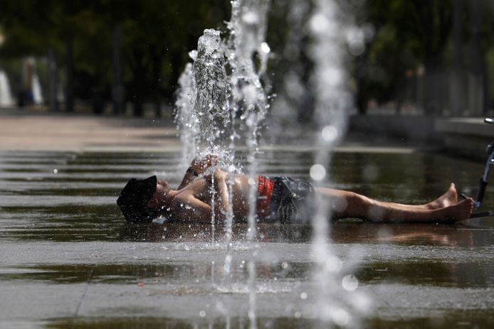 Cet homme essaie aussi de se rafraîchir un peu à l'aide d'une fontaine.
