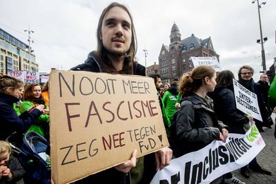 Anti-fascisten nemen geen afstand van betoger die Baudet dood wenst