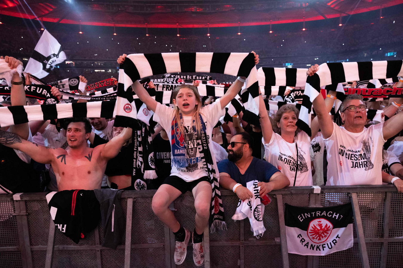 Supporters Eintracht Frankfurt vieren Europa League-zege.