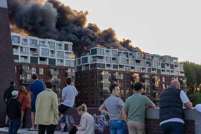Grote uitslaande brand in flatgebouw Amsterdam-Oost: rookwolk van ver te zien