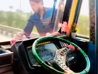 Trucker haalt levensgevaarlijke stunt uit op snelweg