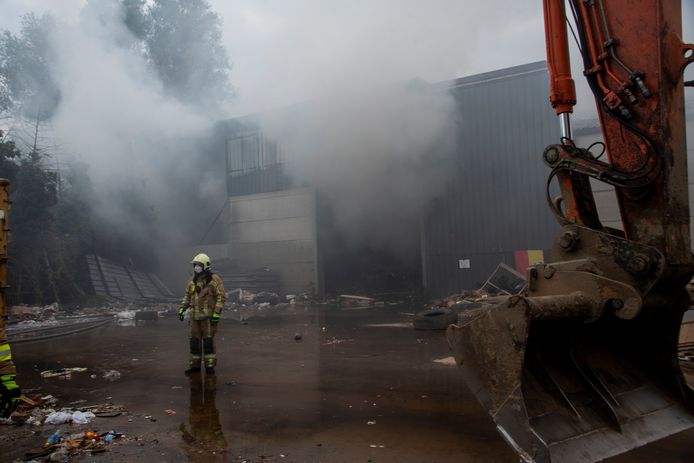 ARCHIEFBEELD: In 2020 woedde er al eens een zware brand in het afvalbedrijf aan de Veldmeers in Laarne