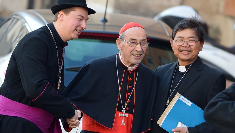 Links: De valse kardinaal Ralph Napierski. Beeld AFP
